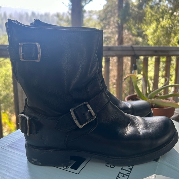 Frye Veronica Back Zip Short Boot in Black - Picture 1 of 4